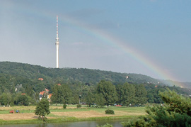 虹の彼方のテレビ塔
