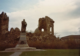 一部の壁を残して瓦礫と化した教会。手前はルター像。